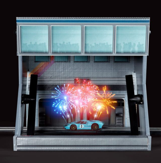 AFX 21070 Pit Stop Holographic Theater