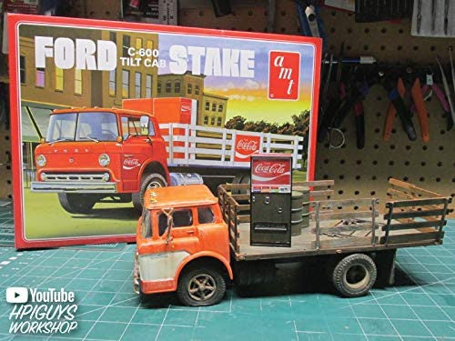 AMT 1147 Ford C600 Stake Bed with Coca-Cola Machines - Skill 3